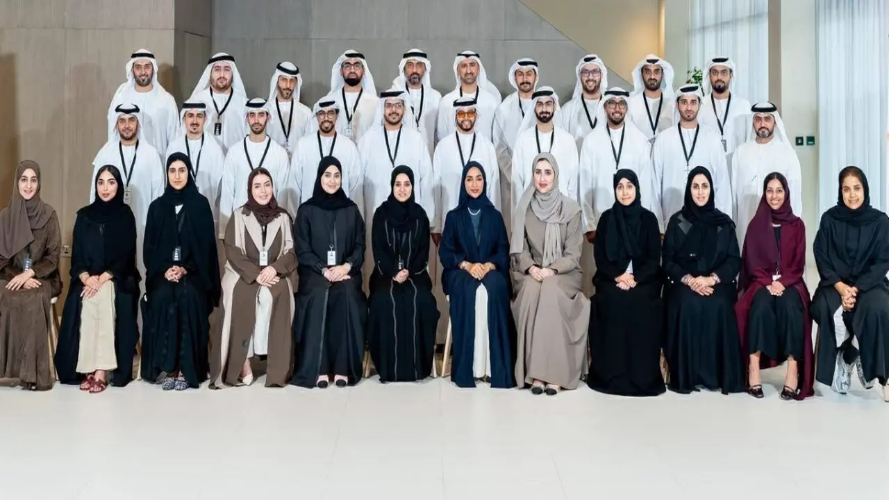 منصور بن زايد يؤكد أهمية الاستثمار في الكفاءات لتعزيز ريادة الإمارات في الذكاء الاصطناعي